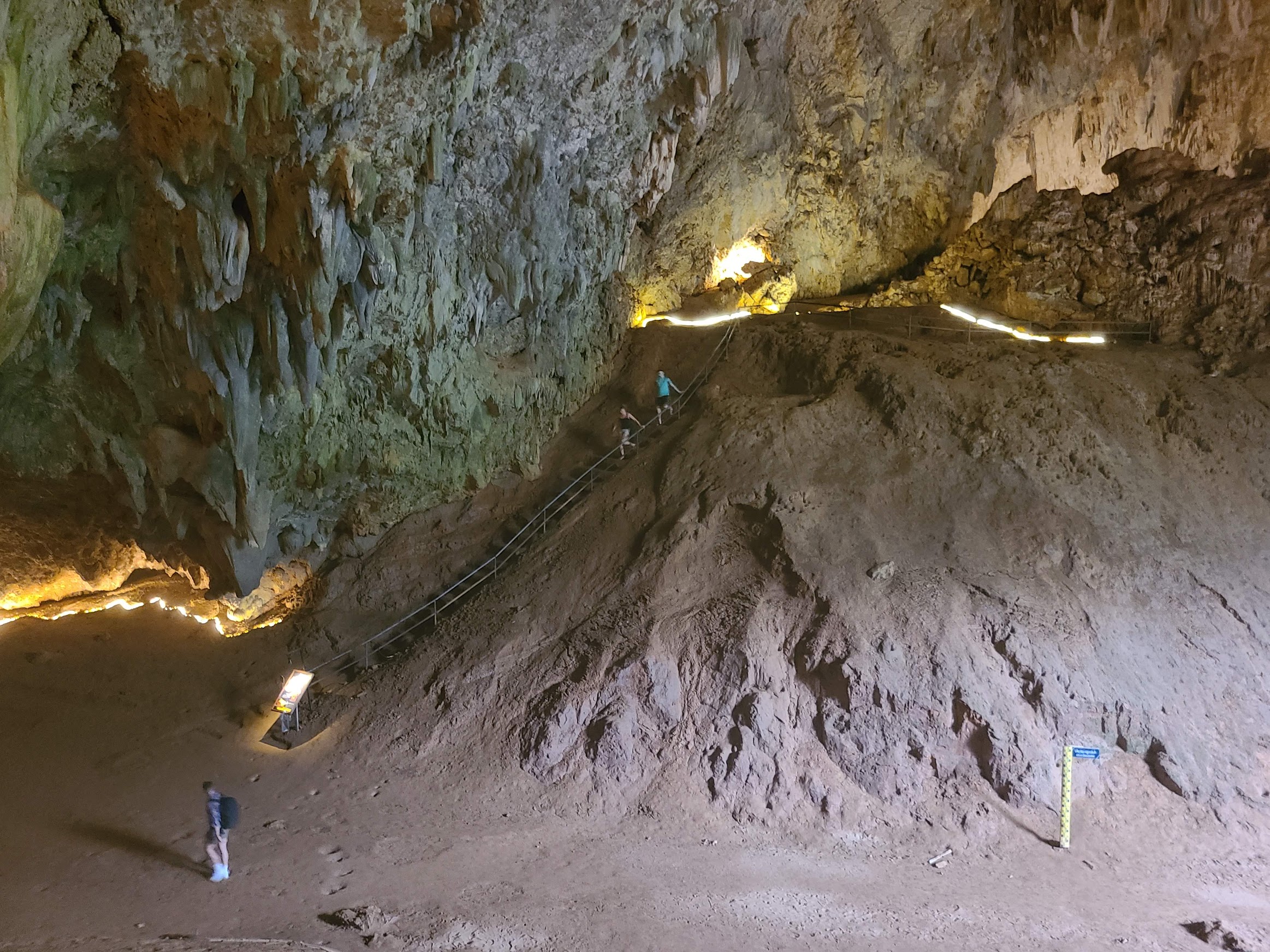 タムルアン洞窟